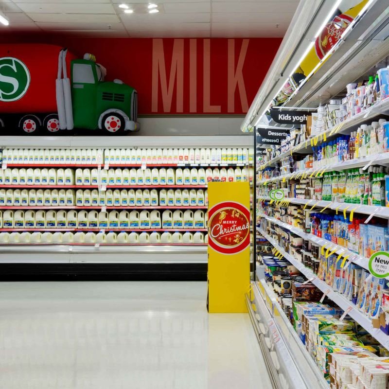 Y a-t-il une différence entre les étagères en bois et les étagères en métal dans les supermarchés ?