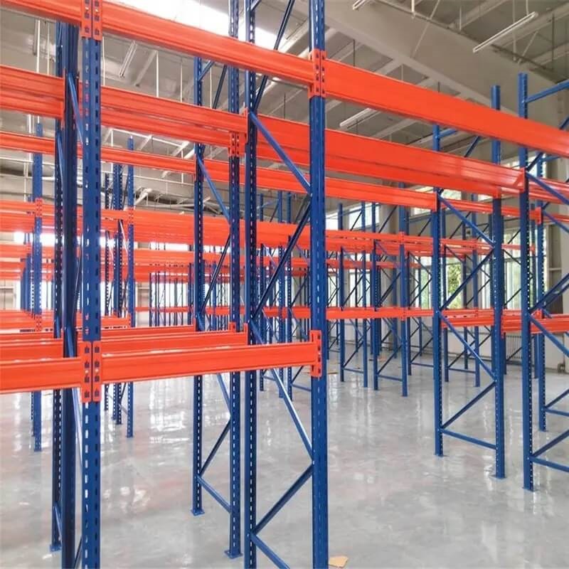Introduction des rayonnages de stockage de palettes