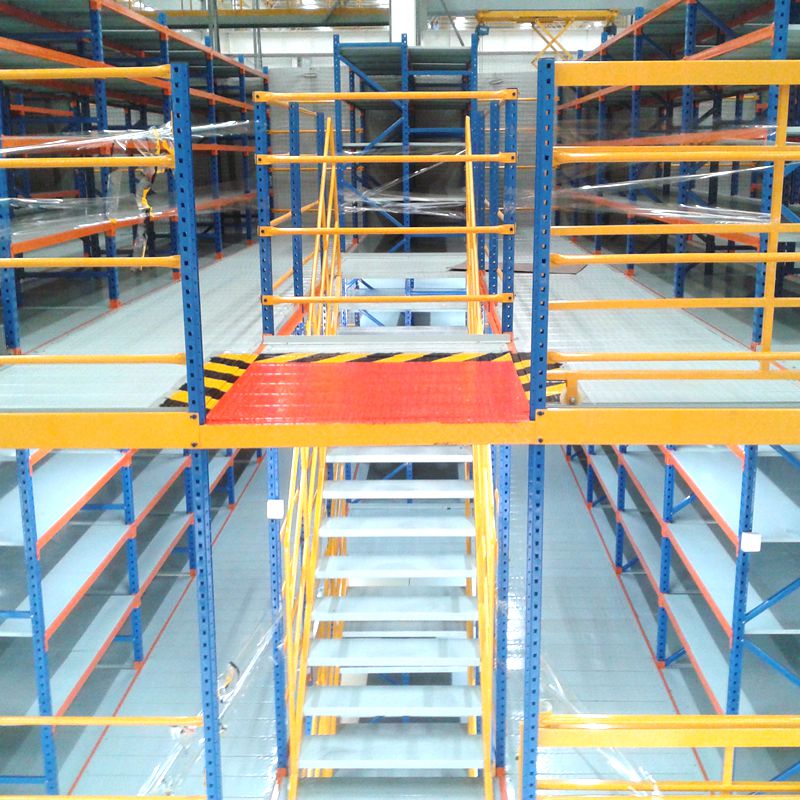 Quels types de racks sont utilisés dans un petit entrepôt avec un espace limité ?